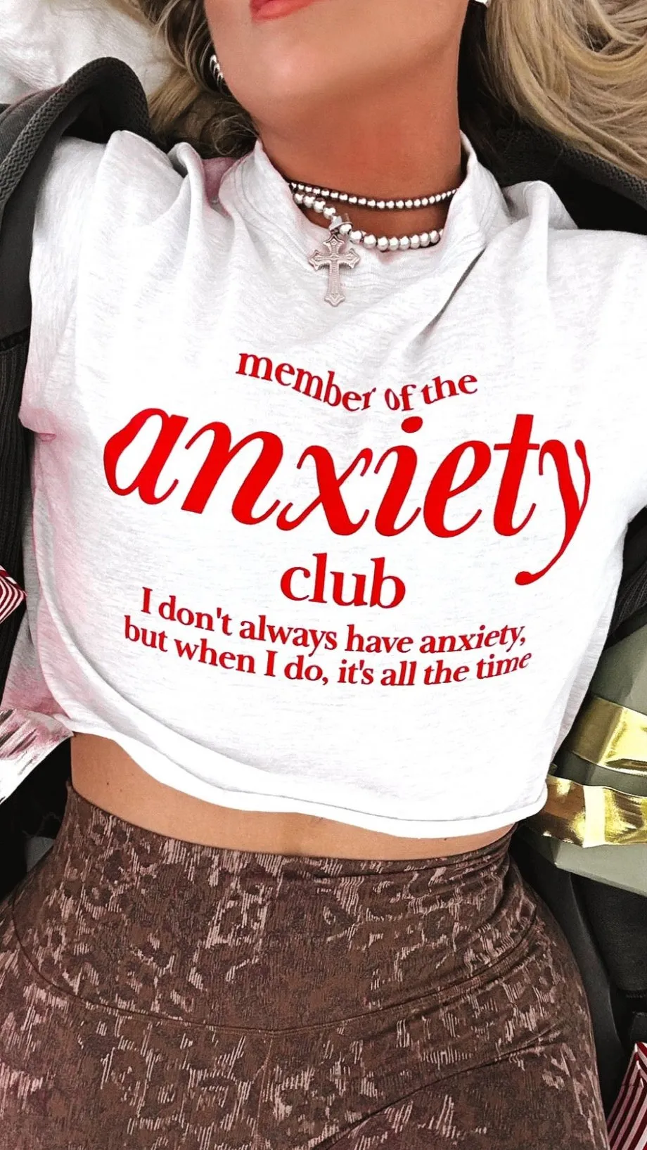 CROPPED MEMBER OF THE ANXIETY CLUB GRAPHIC TEE